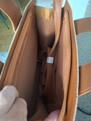 Bolso de mano beige y marrón
