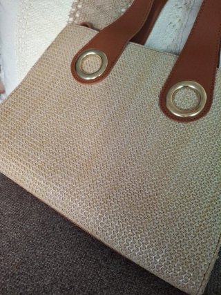 Bolso de mano beige y marrón