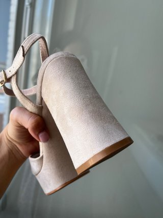 Sandalias de tacón beige plataforma invitada