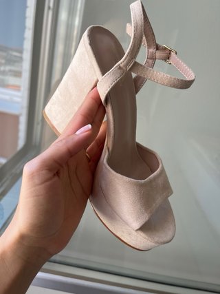 Sandalias de tacón beige plataforma invitada