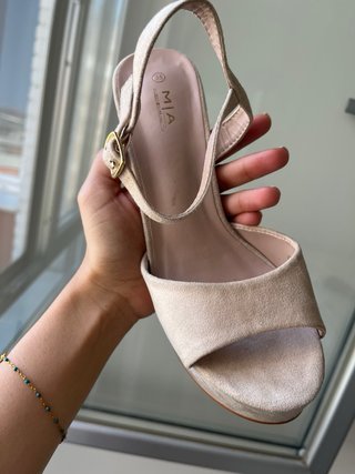 Sandalias de tacón beige plataforma invitada