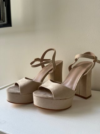 Sandalias de tacón beige plataforma invitada