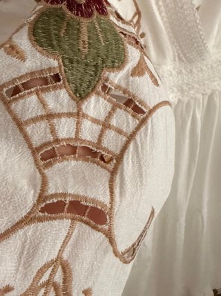 Vestido blanco algodón bordado floral