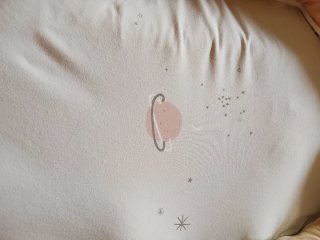 Cojín de lactancia rosa con topitos