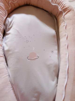 Cojín de lactancia rosa con topitos