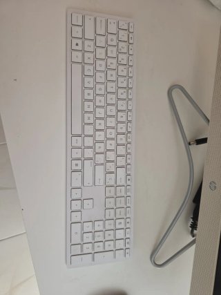 Ordenador de oficina blanco y negro