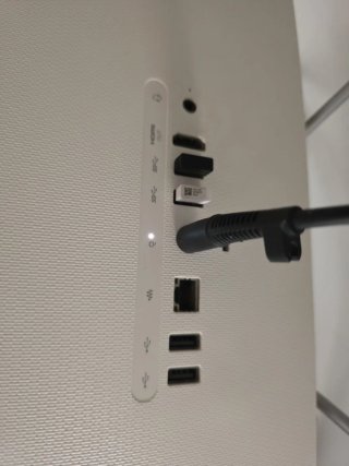 Ordenador de oficina blanco y negro