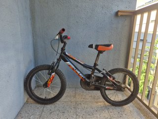 Bicicleta infantil negra y naranja