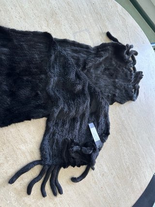 Estola de pelo negro con flecos