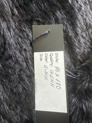 Estola de pelo negro con flecos