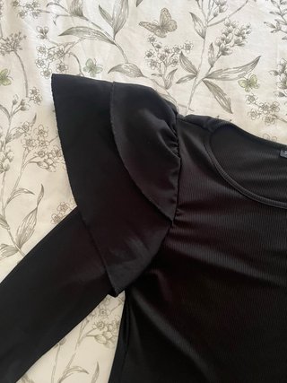 Camiseta negra manga larga con volantes