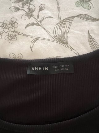 Camiseta negra manga larga con volantes
