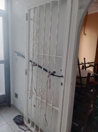 Puerta de seguridad de hierro