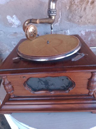 Gramola antigua de madera y metal