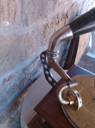 Gramola antigua de madera y metal