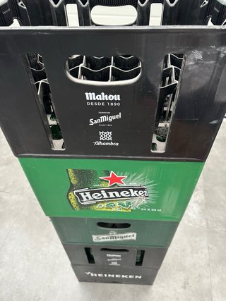 Cajas de cerveza Heineken y San Miguel