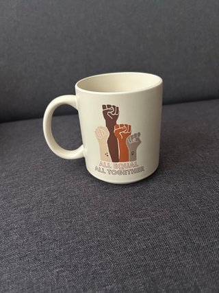 Taza typo “All equal, all together”