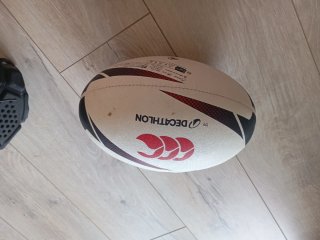 Set Rugby: Balón, Casco y Porta Balón tee