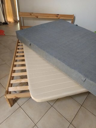 Cama de madera con colchón gris