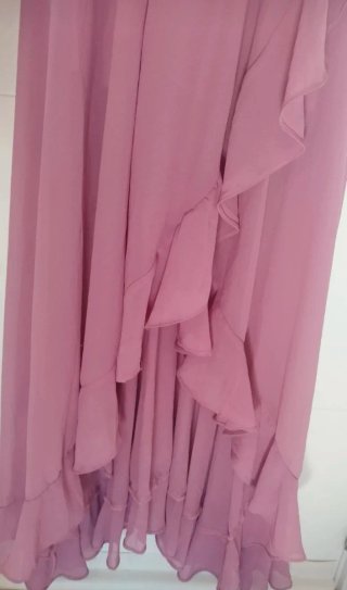 Vestido rosa largo con volantes de boda