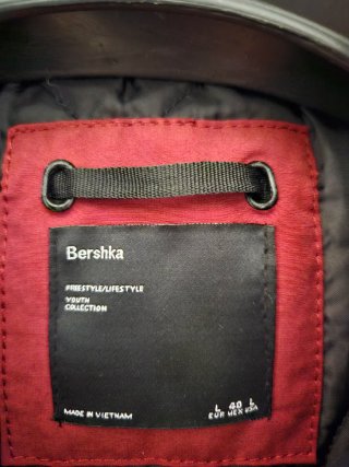 Chaqueta roja marca Another (Bershka) talla L-40