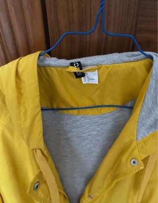 Cortavientos amarillo mostaza con capucha