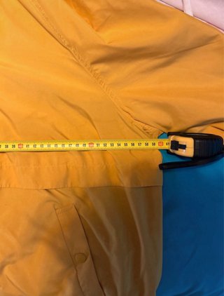 Cortavientos amarillo mostaza con capucha