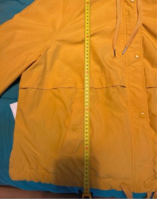 Cortavientos amarillo mostaza con capucha