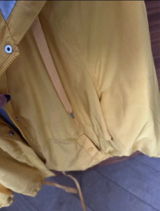 Cortavientos amarillo mostaza con capucha