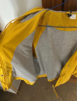 Cortavientos amarillo mostaza con capucha
