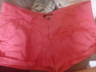Shorts estilo chino color coral y a rayas  44