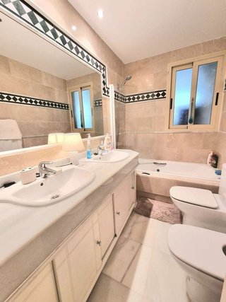 Piso en venta en Los Naranjos - Las Brisas en Marbella
