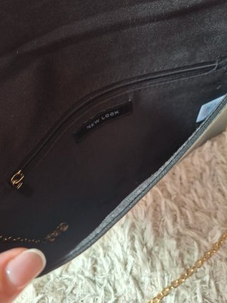 Bolso de mano negro con cadena dorada