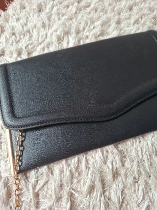 Bolso de mano negro con cadena dorada