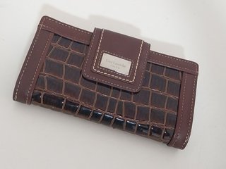 Estuche Cartera y Neceser Guy Laroche Marrón