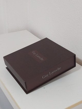 Estuche Cartera y Neceser Guy Laroche Marrón