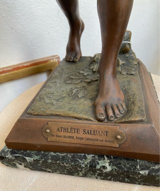 Escultura L’athlète saluant