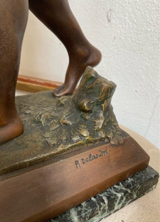 Escultura L’athlète saluant