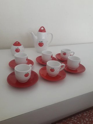 Juego de café de cerámica con manzanas