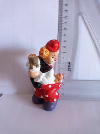 Statuina clown con orsacchiotto e neonato