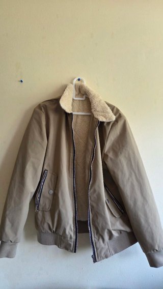 Chaqueta beige con forro de borreguito