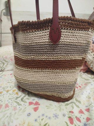 Capazo de crochet con asas de piel