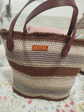 Capazo de crochet con asas de piel