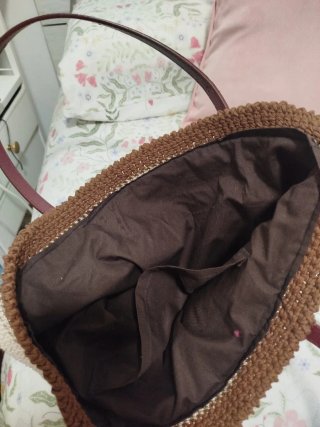 Capazo de crochet con asas de piel