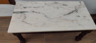 Mesa de mármol y madera