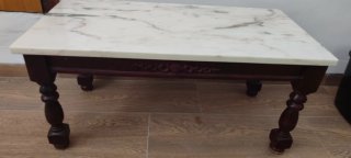 Mesa de mármol y madera