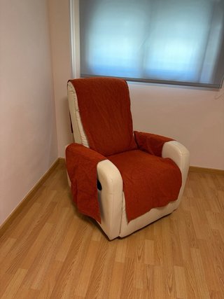 Sillón con reposapies extensible en piel blanco