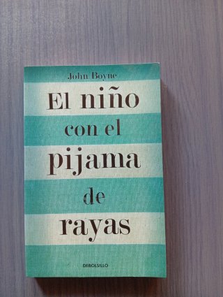 El niño con el pijama de rayas