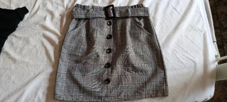 Falda cuadros gris, blanca, negra y roja