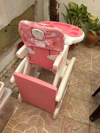 Trona de bebé rosa con cojín estampado